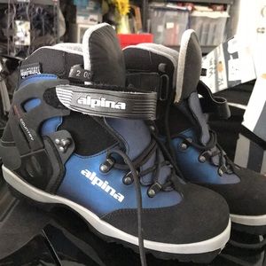 Alpina woman’s Bach country snow boots.